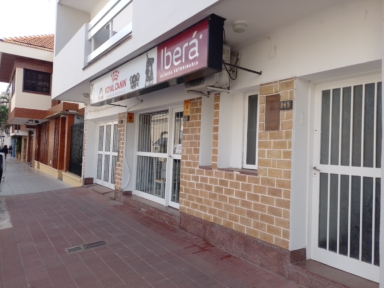 Fachada moderna e instalaciones de Iberá Clínica Veterinaria en Corrientes